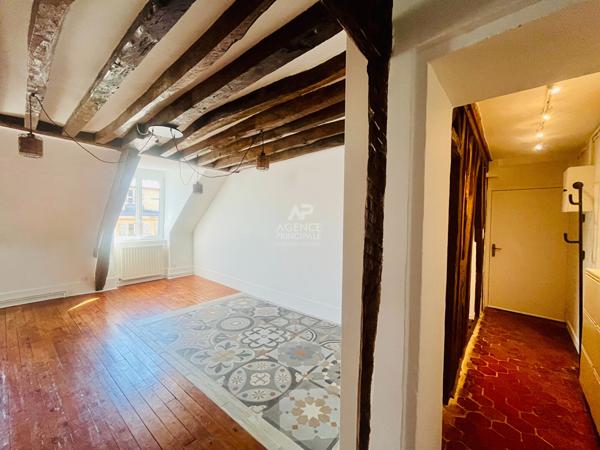 "Versailles Notre-Dame" Adresse de 1er ordre - Très bel appartement de caractère entièrement rénové de 3 pièces de 80,50 m² ! Loyer 2 350 €/mois charges comprises **  - Référence  28029