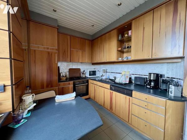 MERVILLE - Beaux volumes pour cette maison avec jardin et garage