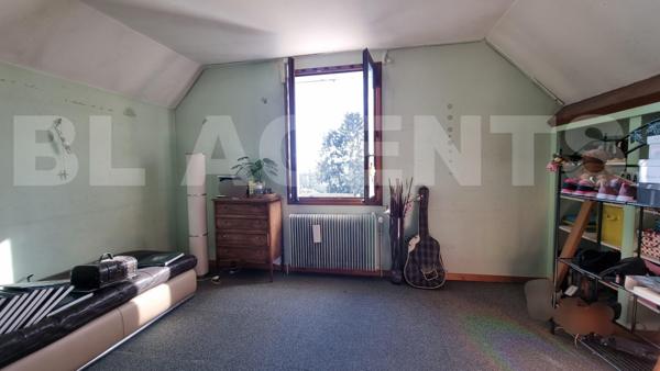 Commune recherchée : MAISON INDIVIDUELLE 7 pièces , élevée sur un sous sol total avec jardin et gara