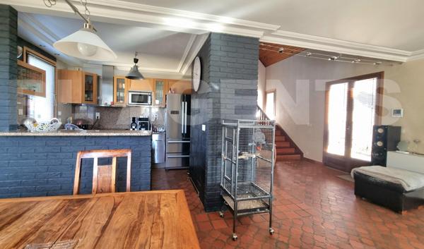 Commune recherchée : MAISON INDIVIDUELLE 7 pièces , élevée sur un sous sol total avec jardin et gara