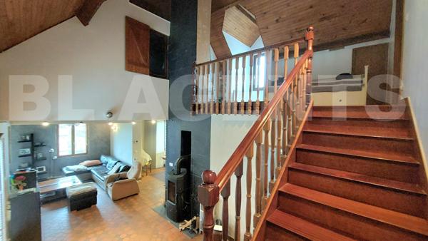 Commune recherchée : MAISON INDIVIDUELLE 7 pièces , élevée sur un sous sol total avec jardin et gara