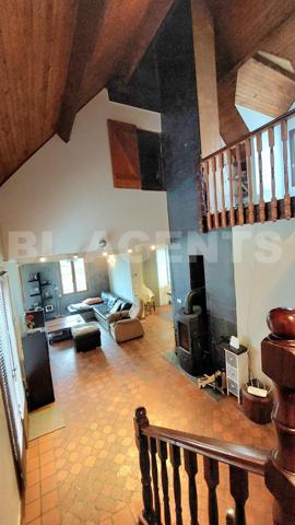 Commune recherchée : MAISON INDIVIDUELLE 7 pièces , élevée sur un sous sol total avec jardin et gara