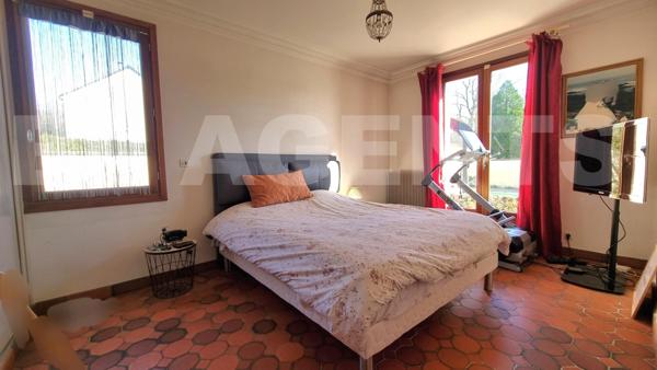 Commune recherchée : MAISON INDIVIDUELLE 7 pièces , élevée sur un sous sol total avec jardin et gara