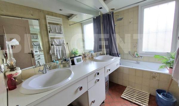 Commune recherchée : MAISON INDIVIDUELLE 7 pièces , élevée sur un sous sol total avec jardin et gara