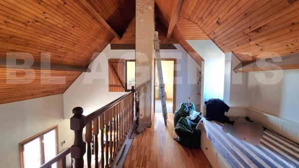 Commune recherchée : MAISON INDIVIDUELLE 7 pièces , élevée sur un sous sol total avec jardin et gara