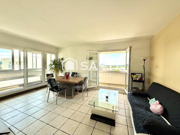 DERNIER ETAGE - LUMINEUX - RAVALEMENT AVEC ISOLATION VOTÉ & PAYÉ