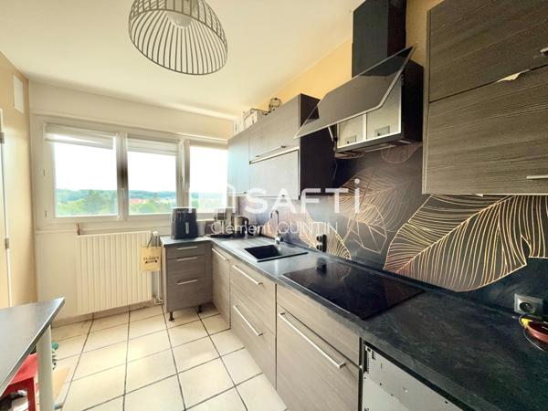 DERNIER ETAGE - LUMINEUX - RAVALEMENT AVEC ISOLATION VOTÉ & PAYÉ