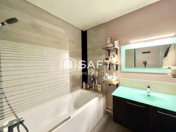 DERNIER ETAGE - LUMINEUX - RAVALEMENT AVEC ISOLATION VOTÉ & PAYÉ