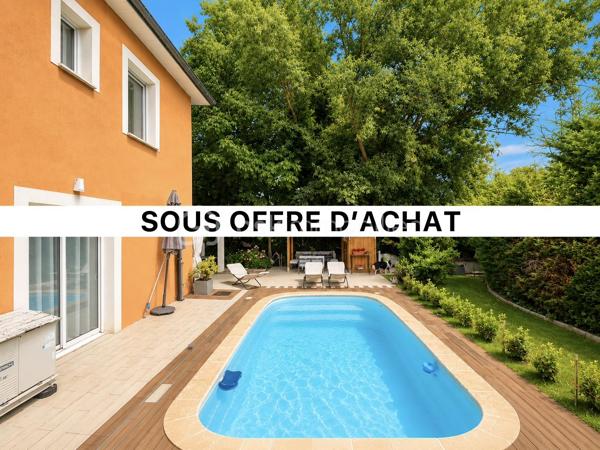 Vous recherchez une maison où poser vos valises sans travaux, profiter d'une piscine en toute intimité et offrir à votre famille un cadre de vie serein ? Cette maison est faite pour vous.
Nichée au fond d'une impasse résidentielle, cette maison contemporaine de 2008 (mitoyenne d'un coté par le garage) d'environ 120m² (110m² Carrez), conçue par un architecte local, séduit dès les premiers instants par son ambiance chaleureuse, sa luminosité exceptionnelle et ses prestations de qualité.

Dès l'entrée, un hall accueillant avec dressing et toilettes invités ouvre sur un superbe espace de vie d'environ 48m². La pièce principale bénéficie d'une triple exposition Est, Sud et Ouest, offrant une luminosité remarquable à toute heure de la journée. Les larges ouvertures prolongent naturellement l'espace vers le jardin et la piscine.
Dans le prolongement du séjour, une élégante véranda chauffée et isolée de 11m² devient une véritable pièce de vie supplémentaire, idéale pour profiter du jardin été comme hiver.
Côté confort, tout a été pensé pour votre bien-être : chauffage au sol par pompe à chaleur, cheminée contemporaine à l'éthanol, excellente performance énergétique classée A et panneaux photovoltaïques permettant de réduire significativement les dépenses énergétiques.
À l'étage, l'espace nuit accueille trois belles chambres, une salle de bains ainsi qu'un second toilette avec rangements. À l'écart, la suite parentale d'environ 25m² offre un espace privilégié, propice au calme et à l'intimité.

Un extérieur conçu pour profiter pleinement : à l'abri des regards et sans aucun vis-à-vis, le terrain plat et joliment arboré de 365m² invite à la détente. Vous profiterez d'une belle terrasse et d'une piscine chauffée par pompe à chaleur (7 x 3,5 m), véritable espace de vie aux beaux jours.

Les atouts qui font la différence :
- En fond d'impasse
- Piscine chauffée sans vis-à-vis
- 4 chambres dont un vaste espace parental
- Pièce de vie lumineuse avec triple exposition
- Véranda chauffée et isolée
- Chauffage au sol par pompe à chaleur
- Panneaux photovoltaïques
- Excellente performance énergétique : Classe A
- Garage de 33m² et 2 stationnements privatifs
- Faible taxe foncière

Le compromis idéal entre calme résidentiel et praticité : accès rapide à l'A46, proximité de la future ligne BHNS reliant Trévoux à Lyon et de toutes les commodités pour simplifier votre quotidien.

Une maison moderne, économe et parfaitement entretenue, offrant un cadre de vie privilégié pour toute la famille.
Les visites s'effectuent exclusivement sur rendez-vous. Contactez-moi dès aujourd'hui pour découvrir cette jolie maison.