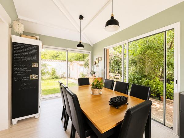 Vous recherchez une maison où poser vos valises sans travaux, profiter d'une piscine en toute intimité et offrir à votre famille un cadre de vie serein ? Cette maison est faite pour vous.
Nichée au fond d'une impasse résidentielle, cette maison contemporaine de 2008 (mitoyenne d'un coté par le garage) d'environ 120m² (110m² Carrez), conçue par un architecte local, séduit dès les premiers instants par son ambiance chaleureuse, sa luminosité exceptionnelle et ses prestations de qualité.

Dès l'entrée, un hall accueillant avec dressing et toilettes invités ouvre sur un superbe espace de vie d'environ 48m². La pièce principale bénéficie d'une triple exposition Est, Sud et Ouest, offrant une luminosité remarquable à toute heure de la journée. Les larges ouvertures prolongent naturellement l'espace vers le jardin et la piscine.
Dans le prolongement du séjour, une élégante véranda chauffée et isolée de 11m² devient une véritable pièce de vie supplémentaire, idéale pour profiter du jardin été comme hiver.
Côté confort, tout a été pensé pour votre bien-être : chauffage au sol par pompe à chaleur, cheminée contemporaine à l'éthanol, excellente performance énergétique classée A et panneaux photovoltaïques permettant de réduire significativement les dépenses énergétiques.
À l'étage, l'espace nuit accueille trois belles chambres, une salle de bains ainsi qu'un second toilette avec rangements. À l'écart, la suite parentale d'environ 25m² offre un espace privilégié, propice au calme et à l'intimité.

Un extérieur conçu pour profiter pleinement : à l'abri des regards et sans aucun vis-à-vis, le terrain plat et joliment arboré de 365m² invite à la détente. Vous profiterez d'une belle terrasse et d'une piscine chauffée par pompe à chaleur (7 x 3,5 m), véritable espace de vie aux beaux jours.

Les atouts qui font la différence :
- En fond d'impasse
- Piscine chauffée sans vis-à-vis
- 4 chambres dont un vaste espace parental
- Pièce de vie lumineuse avec triple exposition
- Véranda chauffée et isolée
- Chauffage au sol par pompe à chaleur
- Panneaux photovoltaïques
- Excellente performance énergétique : Classe A
- Garage de 33m² et 2 stationnements privatifs
- Faible taxe foncière

Le compromis idéal entre calme résidentiel et praticité : accès rapide à l'A46, proximité de la future ligne BHNS reliant Trévoux à Lyon et de toutes les commodités pour simplifier votre quotidien.

Une maison moderne, économe et parfaitement entretenue, offrant un cadre de vie privilégié pour toute la famille.
Les visites s'effectuent exclusivement sur rendez-vous. Contactez-moi dès aujourd'hui pour découvrir cette jolie maison.