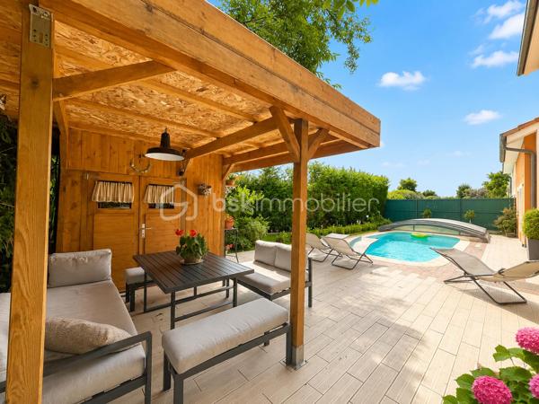 Vous recherchez une maison où poser vos valises sans travaux, profiter d'une piscine en toute intimité et offrir à votre famille un cadre de vie serein ? Cette maison est faite pour vous.
Nichée au fond d'une impasse résidentielle, cette maison contemporaine de 2008 (mitoyenne d'un coté par le garage) d'environ 120m² (110m² Carrez), conçue par un architecte local, séduit dès les premiers instants par son ambiance chaleureuse, sa luminosité exceptionnelle et ses prestations de qualité.

Dès l'entrée, un hall accueillant avec dressing et toilettes invités ouvre sur un superbe espace de vie d'environ 48m². La pièce principale bénéficie d'une triple exposition Est, Sud et Ouest, offrant une luminosité remarquable à toute heure de la journée. Les larges ouvertures prolongent naturellement l'espace vers le jardin et la piscine.
Dans le prolongement du séjour, une élégante véranda chauffée et isolée de 11m² devient une véritable pièce de vie supplémentaire, idéale pour profiter du jardin été comme hiver.
Côté confort, tout a été pensé pour votre bien-être : chauffage au sol par pompe à chaleur, cheminée contemporaine à l'éthanol, excellente performance énergétique classée A et panneaux photovoltaïques permettant de réduire significativement les dépenses énergétiques.
À l'étage, l'espace nuit accueille trois belles chambres, une salle de bains ainsi qu'un second toilette avec rangements. À l'écart, la suite parentale d'environ 25m² offre un espace privilégié, propice au calme et à l'intimité.

Un extérieur conçu pour profiter pleinement : à l'abri des regards et sans aucun vis-à-vis, le terrain plat et joliment arboré de 365m² invite à la détente. Vous profiterez d'une belle terrasse et d'une piscine chauffée par pompe à chaleur (7 x 3,5 m), véritable espace de vie aux beaux jours.

Les atouts qui font la différence :
- En fond d'impasse
- Piscine chauffée sans vis-à-vis
- 4 chambres dont un vaste espace parental
- Pièce de vie lumineuse avec triple exposition
- Véranda chauffée et isolée
- Chauffage au sol par pompe à chaleur
- Panneaux photovoltaïques
- Excellente performance énergétique : Classe A
- Garage de 33m² et 2 stationnements privatifs
- Faible taxe foncière

Le compromis idéal entre calme résidentiel et praticité : accès rapide à l'A46, proximité de la future ligne BHNS reliant Trévoux à Lyon et de toutes les commodités pour simplifier votre quotidien.

Une maison moderne, économe et parfaitement entretenue, offrant un cadre de vie privilégié pour toute la famille.
Les visites s'effectuent exclusivement sur rendez-vous. Contactez-moi dès aujourd'hui pour découvrir cette jolie maison.