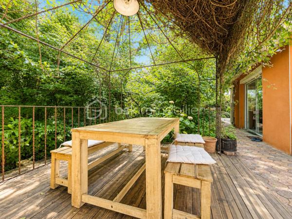 Vous recherchez une maison où poser vos valises sans travaux, profiter d'une piscine en toute intimité et offrir à votre famille un cadre de vie serein ? Cette maison est faite pour vous.
Nichée au fond d'une impasse résidentielle, cette maison contemporaine de 2008 (mitoyenne d'un coté par le garage) d'environ 120m² (110m² Carrez), conçue par un architecte local, séduit dès les premiers instants par son ambiance chaleureuse, sa luminosité exceptionnelle et ses prestations de qualité.

Dès l'entrée, un hall accueillant avec dressing et toilettes invités ouvre sur un superbe espace de vie d'environ 48m². La pièce principale bénéficie d'une triple exposition Est, Sud et Ouest, offrant une luminosité remarquable à toute heure de la journée. Les larges ouvertures prolongent naturellement l'espace vers le jardin et la piscine.
Dans le prolongement du séjour, une élégante véranda chauffée et isolée de 11m² devient une véritable pièce de vie supplémentaire, idéale pour profiter du jardin été comme hiver.
Côté confort, tout a été pensé pour votre bien-être : chauffage au sol par pompe à chaleur, cheminée contemporaine à l'éthanol, excellente performance énergétique classée A et panneaux photovoltaïques permettant de réduire significativement les dépenses énergétiques.
À l'étage, l'espace nuit accueille trois belles chambres, une salle de bains ainsi qu'un second toilette avec rangements. À l'écart, la suite parentale d'environ 25m² offre un espace privilégié, propice au calme et à l'intimité.

Un extérieur conçu pour profiter pleinement : à l'abri des regards et sans aucun vis-à-vis, le terrain plat et joliment arboré de 365m² invite à la détente. Vous profiterez d'une belle terrasse et d'une piscine chauffée par pompe à chaleur (7 x 3,5 m), véritable espace de vie aux beaux jours.

Les atouts qui font la différence :
- En fond d'impasse
- Piscine chauffée sans vis-à-vis
- 4 chambres dont un vaste espace parental
- Pièce de vie lumineuse avec triple exposition
- Véranda chauffée et isolée
- Chauffage au sol par pompe à chaleur
- Panneaux photovoltaïques
- Excellente performance énergétique : Classe A
- Garage de 33m² et 2 stationnements privatifs
- Faible taxe foncière

Le compromis idéal entre calme résidentiel et praticité : accès rapide à l'A46, proximité de la future ligne BHNS reliant Trévoux à Lyon et de toutes les commodités pour simplifier votre quotidien.

Une maison moderne, économe et parfaitement entretenue, offrant un cadre de vie privilégié pour toute la famille.
Les visites s'effectuent exclusivement sur rendez-vous. Contactez-moi dès aujourd'hui pour découvrir cette jolie maison.