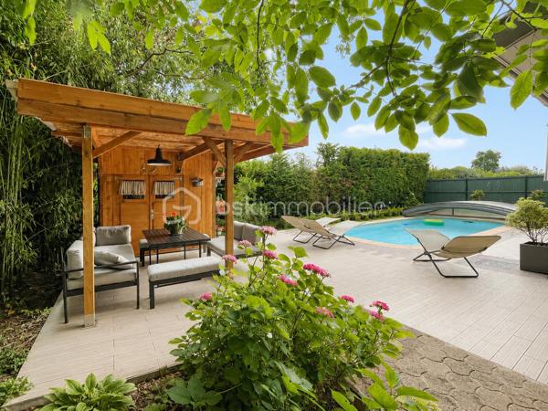 Vous recherchez une maison où poser vos valises sans travaux, profiter d'une piscine en toute intimité et offrir à votre famille un cadre de vie serein ? Cette maison est faite pour vous.
Nichée au fond d'une impasse résidentielle, cette maison contemporaine de 2008 (mitoyenne d'un coté par le garage) d'environ 120m² (110m² Carrez), conçue par un architecte local, séduit dès les premiers instants par son ambiance chaleureuse, sa luminosité exceptionnelle et ses prestations de qualité.

Dès l'entrée, un hall accueillant avec dressing et toilettes invités ouvre sur un superbe espace de vie d'environ 48m². La pièce principale bénéficie d'une triple exposition Est, Sud et Ouest, offrant une luminosité remarquable à toute heure de la journée. Les larges ouvertures prolongent naturellement l'espace vers le jardin et la piscine.
Dans le prolongement du séjour, une élégante véranda chauffée et isolée de 11m² devient une véritable pièce de vie supplémentaire, idéale pour profiter du jardin été comme hiver.
Côté confort, tout a été pensé pour votre bien-être : chauffage au sol par pompe à chaleur, cheminée contemporaine à l'éthanol, excellente performance énergétique classée A et panneaux photovoltaïques permettant de réduire significativement les dépenses énergétiques.
À l'étage, l'espace nuit accueille trois belles chambres, une salle de bains ainsi qu'un second toilette avec rangements. À l'écart, la suite parentale d'environ 25m² offre un espace privilégié, propice au calme et à l'intimité.

Un extérieur conçu pour profiter pleinement : à l'abri des regards et sans aucun vis-à-vis, le terrain plat et joliment arboré de 365m² invite à la détente. Vous profiterez d'une belle terrasse et d'une piscine chauffée par pompe à chaleur (7 x 3,5 m), véritable espace de vie aux beaux jours.

Les atouts qui font la différence :
- En fond d'impasse
- Piscine chauffée sans vis-à-vis
- 4 chambres dont un vaste espace parental
- Pièce de vie lumineuse avec triple exposition
- Véranda chauffée et isolée
- Chauffage au sol par pompe à chaleur
- Panneaux photovoltaïques
- Excellente performance énergétique : Classe A
- Garage de 33m² et 2 stationnements privatifs
- Faible taxe foncière

Le compromis idéal entre calme résidentiel et praticité : accès rapide à l'A46, proximité de la future ligne BHNS reliant Trévoux à Lyon et de toutes les commodités pour simplifier votre quotidien.

Une maison moderne, économe et parfaitement entretenue, offrant un cadre de vie privilégié pour toute la famille.
Les visites s'effectuent exclusivement sur rendez-vous. Contactez-moi dès aujourd'hui pour découvrir cette jolie maison.