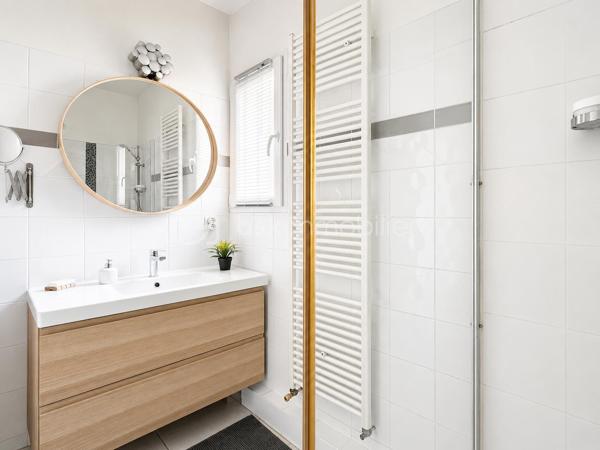 Vous recherchez une maison où poser vos valises sans travaux, profiter d'une piscine en toute intimité et offrir à votre famille un cadre de vie serein ? Cette maison est faite pour vous.
Nichée au fond d'une impasse résidentielle, cette maison contemporaine de 2008 (mitoyenne d'un coté par le garage) d'environ 120m² (110m² Carrez), conçue par un architecte local, séduit dès les premiers instants par son ambiance chaleureuse, sa luminosité exceptionnelle et ses prestations de qualité.

Dès l'entrée, un hall accueillant avec dressing et toilettes invités ouvre sur un superbe espace de vie d'environ 48m². La pièce principale bénéficie d'une triple exposition Est, Sud et Ouest, offrant une luminosité remarquable à toute heure de la journée. Les larges ouvertures prolongent naturellement l'espace vers le jardin et la piscine.
Dans le prolongement du séjour, une élégante véranda chauffée et isolée de 11m² devient une véritable pièce de vie supplémentaire, idéale pour profiter du jardin été comme hiver.
Côté confort, tout a été pensé pour votre bien-être : chauffage au sol par pompe à chaleur, cheminée contemporaine à l'éthanol, excellente performance énergétique classée A et panneaux photovoltaïques permettant de réduire significativement les dépenses énergétiques.
À l'étage, l'espace nuit accueille trois belles chambres, une salle de bains ainsi qu'un second toilette avec rangements. À l'écart, la suite parentale d'environ 25m² offre un espace privilégié, propice au calme et à l'intimité.

Un extérieur conçu pour profiter pleinement : à l'abri des regards et sans aucun vis-à-vis, le terrain plat et joliment arboré de 365m² invite à la détente. Vous profiterez d'une belle terrasse et d'une piscine chauffée par pompe à chaleur (7 x 3,5 m), véritable espace de vie aux beaux jours.

Les atouts qui font la différence :
- En fond d'impasse
- Piscine chauffée sans vis-à-vis
- 4 chambres dont un vaste espace parental
- Pièce de vie lumineuse avec triple exposition
- Véranda chauffée et isolée
- Chauffage au sol par pompe à chaleur
- Panneaux photovoltaïques
- Excellente performance énergétique : Classe A
- Garage de 33m² et 2 stationnements privatifs
- Faible taxe foncière

Le compromis idéal entre calme résidentiel et praticité : accès rapide à l'A46, proximité de la future ligne BHNS reliant Trévoux à Lyon et de toutes les commodités pour simplifier votre quotidien.

Une maison moderne, économe et parfaitement entretenue, offrant un cadre de vie privilégié pour toute la famille.
Les visites s'effectuent exclusivement sur rendez-vous. Contactez-moi dès aujourd'hui pour découvrir cette jolie maison.