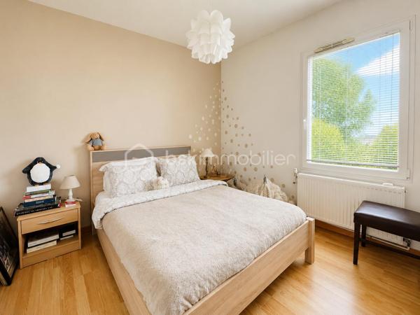Vous recherchez une maison où poser vos valises sans travaux, profiter d'une piscine en toute intimité et offrir à votre famille un cadre de vie serein ? Cette maison est faite pour vous.
Nichée au fond d'une impasse résidentielle, cette maison contemporaine de 2008 (mitoyenne d'un coté par le garage) d'environ 120m² (110m² Carrez), conçue par un architecte local, séduit dès les premiers instants par son ambiance chaleureuse, sa luminosité exceptionnelle et ses prestations de qualité.

Dès l'entrée, un hall accueillant avec dressing et toilettes invités ouvre sur un superbe espace de vie d'environ 48m². La pièce principale bénéficie d'une triple exposition Est, Sud et Ouest, offrant une luminosité remarquable à toute heure de la journée. Les larges ouvertures prolongent naturellement l'espace vers le jardin et la piscine.
Dans le prolongement du séjour, une élégante véranda chauffée et isolée de 11m² devient une véritable pièce de vie supplémentaire, idéale pour profiter du jardin été comme hiver.
Côté confort, tout a été pensé pour votre bien-être : chauffage au sol par pompe à chaleur, cheminée contemporaine à l'éthanol, excellente performance énergétique classée A et panneaux photovoltaïques permettant de réduire significativement les dépenses énergétiques.
À l'étage, l'espace nuit accueille trois belles chambres, une salle de bains ainsi qu'un second toilette avec rangements. À l'écart, la suite parentale d'environ 25m² offre un espace privilégié, propice au calme et à l'intimité.

Un extérieur conçu pour profiter pleinement : à l'abri des regards et sans aucun vis-à-vis, le terrain plat et joliment arboré de 365m² invite à la détente. Vous profiterez d'une belle terrasse et d'une piscine chauffée par pompe à chaleur (7 x 3,5 m), véritable espace de vie aux beaux jours.

Les atouts qui font la différence :
- En fond d'impasse
- Piscine chauffée sans vis-à-vis
- 4 chambres dont un vaste espace parental
- Pièce de vie lumineuse avec triple exposition
- Véranda chauffée et isolée
- Chauffage au sol par pompe à chaleur
- Panneaux photovoltaïques
- Excellente performance énergétique : Classe A
- Garage de 33m² et 2 stationnements privatifs
- Faible taxe foncière

Le compromis idéal entre calme résidentiel et praticité : accès rapide à l'A46, proximité de la future ligne BHNS reliant Trévoux à Lyon et de toutes les commodités pour simplifier votre quotidien.

Une maison moderne, économe et parfaitement entretenue, offrant un cadre de vie privilégié pour toute la famille.
Les visites s'effectuent exclusivement sur rendez-vous. Contactez-moi dès aujourd'hui pour découvrir cette jolie maison.