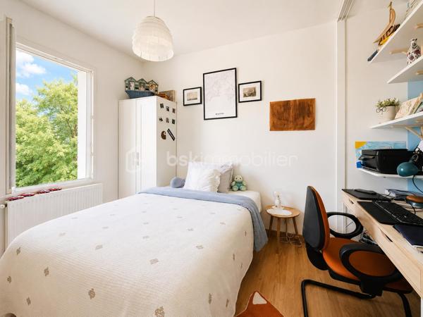 Vous recherchez une maison où poser vos valises sans travaux, profiter d'une piscine en toute intimité et offrir à votre famille un cadre de vie serein ? Cette maison est faite pour vous.
Nichée au fond d'une impasse résidentielle, cette maison contemporaine de 2008 (mitoyenne d'un coté par le garage) d'environ 120m² (110m² Carrez), conçue par un architecte local, séduit dès les premiers instants par son ambiance chaleureuse, sa luminosité exceptionnelle et ses prestations de qualité.

Dès l'entrée, un hall accueillant avec dressing et toilettes invités ouvre sur un superbe espace de vie d'environ 48m². La pièce principale bénéficie d'une triple exposition Est, Sud et Ouest, offrant une luminosité remarquable à toute heure de la journée. Les larges ouvertures prolongent naturellement l'espace vers le jardin et la piscine.
Dans le prolongement du séjour, une élégante véranda chauffée et isolée de 11m² devient une véritable pièce de vie supplémentaire, idéale pour profiter du jardin été comme hiver.
Côté confort, tout a été pensé pour votre bien-être : chauffage au sol par pompe à chaleur, cheminée contemporaine à l'éthanol, excellente performance énergétique classée A et panneaux photovoltaïques permettant de réduire significativement les dépenses énergétiques.
À l'étage, l'espace nuit accueille trois belles chambres, une salle de bains ainsi qu'un second toilette avec rangements. À l'écart, la suite parentale d'environ 25m² offre un espace privilégié, propice au calme et à l'intimité.

Un extérieur conçu pour profiter pleinement : à l'abri des regards et sans aucun vis-à-vis, le terrain plat et joliment arboré de 365m² invite à la détente. Vous profiterez d'une belle terrasse et d'une piscine chauffée par pompe à chaleur (7 x 3,5 m), véritable espace de vie aux beaux jours.

Les atouts qui font la différence :
- En fond d'impasse
- Piscine chauffée sans vis-à-vis
- 4 chambres dont un vaste espace parental
- Pièce de vie lumineuse avec triple exposition
- Véranda chauffée et isolée
- Chauffage au sol par pompe à chaleur
- Panneaux photovoltaïques
- Excellente performance énergétique : Classe A
- Garage de 33m² et 2 stationnements privatifs
- Faible taxe foncière

Le compromis idéal entre calme résidentiel et praticité : accès rapide à l'A46, proximité de la future ligne BHNS reliant Trévoux à Lyon et de toutes les commodités pour simplifier votre quotidien.

Une maison moderne, économe et parfaitement entretenue, offrant un cadre de vie privilégié pour toute la famille.
Les visites s'effectuent exclusivement sur rendez-vous. Contactez-moi dès aujourd'hui pour découvrir cette jolie maison.