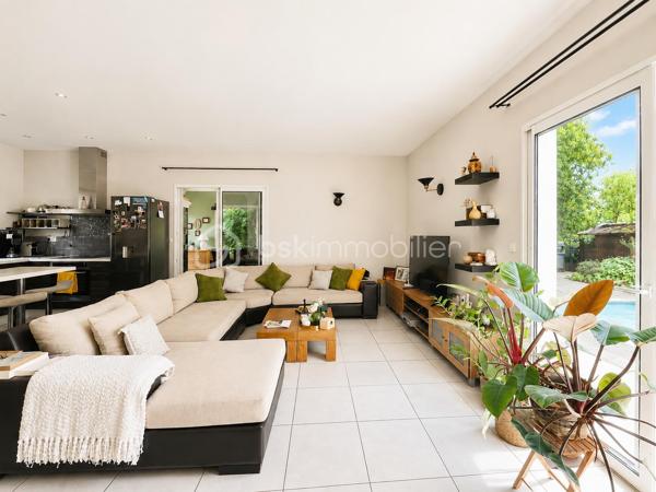 Vous recherchez une maison où poser vos valises sans travaux, profiter d'une piscine en toute intimité et offrir à votre famille un cadre de vie serein ? Cette maison est faite pour vous.
Nichée au fond d'une impasse résidentielle, cette maison contemporaine de 2008 (mitoyenne d'un coté par le garage) d'environ 120m² (110m² Carrez), conçue par un architecte local, séduit dès les premiers instants par son ambiance chaleureuse, sa luminosité exceptionnelle et ses prestations de qualité.

Dès l'entrée, un hall accueillant avec dressing et toilettes invités ouvre sur un superbe espace de vie d'environ 48m². La pièce principale bénéficie d'une triple exposition Est, Sud et Ouest, offrant une luminosité remarquable à toute heure de la journée. Les larges ouvertures prolongent naturellement l'espace vers le jardin et la piscine.
Dans le prolongement du séjour, une élégante véranda chauffée et isolée de 11m² devient une véritable pièce de vie supplémentaire, idéale pour profiter du jardin été comme hiver.
Côté confort, tout a été pensé pour votre bien-être : chauffage au sol par pompe à chaleur, cheminée contemporaine à l'éthanol, excellente performance énergétique classée A et panneaux photovoltaïques permettant de réduire significativement les dépenses énergétiques.
À l'étage, l'espace nuit accueille trois belles chambres, une salle de bains ainsi qu'un second toilette avec rangements. À l'écart, la suite parentale d'environ 25m² offre un espace privilégié, propice au calme et à l'intimité.

Un extérieur conçu pour profiter pleinement : à l'abri des regards et sans aucun vis-à-vis, le terrain plat et joliment arboré de 365m² invite à la détente. Vous profiterez d'une belle terrasse et d'une piscine chauffée par pompe à chaleur (7 x 3,5 m), véritable espace de vie aux beaux jours.

Les atouts qui font la différence :
- En fond d'impasse
- Piscine chauffée sans vis-à-vis
- 4 chambres dont un vaste espace parental
- Pièce de vie lumineuse avec triple exposition
- Véranda chauffée et isolée
- Chauffage au sol par pompe à chaleur
- Panneaux photovoltaïques
- Excellente performance énergétique : Classe A
- Garage de 33m² et 2 stationnements privatifs
- Faible taxe foncière

Le compromis idéal entre calme résidentiel et praticité : accès rapide à l'A46, proximité de la future ligne BHNS reliant Trévoux à Lyon et de toutes les commodités pour simplifier votre quotidien.

Une maison moderne, économe et parfaitement entretenue, offrant un cadre de vie privilégié pour toute la famille.
Les visites s'effectuent exclusivement sur rendez-vous. Contactez-moi dès aujourd'hui pour découvrir cette jolie maison.