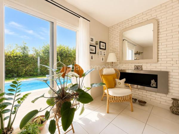 Vous recherchez une maison où poser vos valises sans travaux, profiter d'une piscine en toute intimité et offrir à votre famille un cadre de vie serein ? Cette maison est faite pour vous.
Nichée au fond d'une impasse résidentielle, cette maison contemporaine de 2008 (mitoyenne d'un coté par le garage) d'environ 120m² (110m² Carrez), conçue par un architecte local, séduit dès les premiers instants par son ambiance chaleureuse, sa luminosité exceptionnelle et ses prestations de qualité.

Dès l'entrée, un hall accueillant avec dressing et toilettes invités ouvre sur un superbe espace de vie d'environ 48m². La pièce principale bénéficie d'une triple exposition Est, Sud et Ouest, offrant une luminosité remarquable à toute heure de la journée. Les larges ouvertures prolongent naturellement l'espace vers le jardin et la piscine.
Dans le prolongement du séjour, une élégante véranda chauffée et isolée de 11m² devient une véritable pièce de vie supplémentaire, idéale pour profiter du jardin été comme hiver.
Côté confort, tout a été pensé pour votre bien-être : chauffage au sol par pompe à chaleur, cheminée contemporaine à l'éthanol, excellente performance énergétique classée A et panneaux photovoltaïques permettant de réduire significativement les dépenses énergétiques.
À l'étage, l'espace nuit accueille trois belles chambres, une salle de bains ainsi qu'un second toilette avec rangements. À l'écart, la suite parentale d'environ 25m² offre un espace privilégié, propice au calme et à l'intimité.

Un extérieur conçu pour profiter pleinement : à l'abri des regards et sans aucun vis-à-vis, le terrain plat et joliment arboré de 365m² invite à la détente. Vous profiterez d'une belle terrasse et d'une piscine chauffée par pompe à chaleur (7 x 3,5 m), véritable espace de vie aux beaux jours.

Les atouts qui font la différence :
- En fond d'impasse
- Piscine chauffée sans vis-à-vis
- 4 chambres dont un vaste espace parental
- Pièce de vie lumineuse avec triple exposition
- Véranda chauffée et isolée
- Chauffage au sol par pompe à chaleur
- Panneaux photovoltaïques
- Excellente performance énergétique : Classe A
- Garage de 33m² et 2 stationnements privatifs
- Faible taxe foncière

Le compromis idéal entre calme résidentiel et praticité : accès rapide à l'A46, proximité de la future ligne BHNS reliant Trévoux à Lyon et de toutes les commodités pour simplifier votre quotidien.

Une maison moderne, économe et parfaitement entretenue, offrant un cadre de vie privilégié pour toute la famille.
Les visites s'effectuent exclusivement sur rendez-vous. Contactez-moi dès aujourd'hui pour découvrir cette jolie maison.