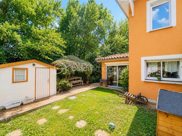 Vous recherchez une maison où poser vos valises sans travaux, profiter d'une piscine en toute intimité et offrir à votre famille un cadre de vie serein ? Cette maison est faite pour vous.
Nichée au fond d'une impasse résidentielle, cette maison contemporaine de 2008 (mitoyenne d'un coté par le garage) d'environ 120m² (110m² Carrez), conçue par un architecte local, séduit dès les premiers instants par son ambiance chaleureuse, sa luminosité exceptionnelle et ses prestations de qualité.

Dès l'entrée, un hall accueillant avec dressing et toilettes invités ouvre sur un superbe espace de vie d'environ 48m². La pièce principale bénéficie d'une triple exposition Est, Sud et Ouest, offrant une luminosité remarquable à toute heure de la journée. Les larges ouvertures prolongent naturellement l'espace vers le jardin et la piscine.
Dans le prolongement du séjour, une élégante véranda chauffée et isolée de 11m² devient une véritable pièce de vie supplémentaire, idéale pour profiter du jardin été comme hiver.
Côté confort, tout a été pensé pour votre bien-être : chauffage au sol par pompe à chaleur, cheminée contemporaine à l'éthanol, excellente performance énergétique classée A et panneaux photovoltaïques permettant de réduire significativement les dépenses énergétiques.
À l'étage, l'espace nuit accueille trois belles chambres, une salle de bains ainsi qu'un second toilette avec rangements. À l'écart, la suite parentale d'environ 25m² offre un espace privilégié, propice au calme et à l'intimité.

Un extérieur conçu pour profiter pleinement : à l'abri des regards et sans aucun vis-à-vis, le terrain plat et joliment arboré de 365m² invite à la détente. Vous profiterez d'une belle terrasse et d'une piscine chauffée par pompe à chaleur (7 x 3,5 m), véritable espace de vie aux beaux jours.

Les atouts qui font la différence :
- En fond d'impasse
- Piscine chauffée sans vis-à-vis
- 4 chambres dont un vaste espace parental
- Pièce de vie lumineuse avec triple exposition
- Véranda chauffée et isolée
- Chauffage au sol par pompe à chaleur
- Panneaux photovoltaïques
- Excellente performance énergétique : Classe A
- Garage de 33m² et 2 stationnements privatifs
- Faible taxe foncière

Le compromis idéal entre calme résidentiel et praticité : accès rapide à l'A46, proximité de la future ligne BHNS reliant Trévoux à Lyon et de toutes les commodités pour simplifier votre quotidien.

Une maison moderne, économe et parfaitement entretenue, offrant un cadre de vie privilégié pour toute la famille.
Les visites s'effectuent exclusivement sur rendez-vous. Contactez-moi dès aujourd'hui pour découvrir cette jolie maison.