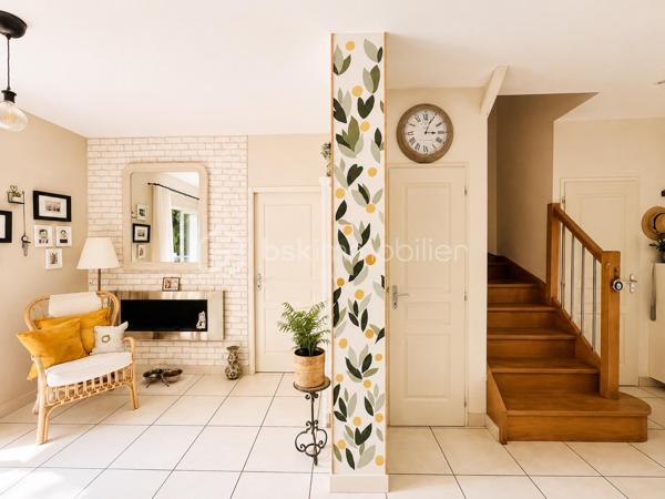 Vous recherchez une maison où poser vos valises sans travaux, profiter d'une piscine en toute intimité et offrir à votre famille un cadre de vie serein ? Cette maison est faite pour vous.
Nichée au fond d'une impasse résidentielle, cette maison contemporaine de 2008 (mitoyenne d'un coté par le garage) d'environ 120m² (110m² Carrez), conçue par un architecte local, séduit dès les premiers instants par son ambiance chaleureuse, sa luminosité exceptionnelle et ses prestations de qualité.

Dès l'entrée, un hall accueillant avec dressing et toilettes invités ouvre sur un superbe espace de vie d'environ 48m². La pièce principale bénéficie d'une triple exposition Est, Sud et Ouest, offrant une luminosité remarquable à toute heure de la journée. Les larges ouvertures prolongent naturellement l'espace vers le jardin et la piscine.
Dans le prolongement du séjour, une élégante véranda chauffée et isolée de 11m² devient une véritable pièce de vie supplémentaire, idéale pour profiter du jardin été comme hiver.
Côté confort, tout a été pensé pour votre bien-être : chauffage au sol par pompe à chaleur, cheminée contemporaine à l'éthanol, excellente performance énergétique classée A et panneaux photovoltaïques permettant de réduire significativement les dépenses énergétiques.
À l'étage, l'espace nuit accueille trois belles chambres, une salle de bains ainsi qu'un second toilette avec rangements. À l'écart, la suite parentale d'environ 25m² offre un espace privilégié, propice au calme et à l'intimité.

Un extérieur conçu pour profiter pleinement : à l'abri des regards et sans aucun vis-à-vis, le terrain plat et joliment arboré de 365m² invite à la détente. Vous profiterez d'une belle terrasse et d'une piscine chauffée par pompe à chaleur (7 x 3,5 m), véritable espace de vie aux beaux jours.

Les atouts qui font la différence :
- En fond d'impasse
- Piscine chauffée sans vis-à-vis
- 4 chambres dont un vaste espace parental
- Pièce de vie lumineuse avec triple exposition
- Véranda chauffée et isolée
- Chauffage au sol par pompe à chaleur
- Panneaux photovoltaïques
- Excellente performance énergétique : Classe A
- Garage de 33m² et 2 stationnements privatifs
- Faible taxe foncière

Le compromis idéal entre calme résidentiel et praticité : accès rapide à l'A46, proximité de la future ligne BHNS reliant Trévoux à Lyon et de toutes les commodités pour simplifier votre quotidien.

Une maison moderne, économe et parfaitement entretenue, offrant un cadre de vie privilégié pour toute la famille.
Les visites s'effectuent exclusivement sur rendez-vous. Contactez-moi dès aujourd'hui pour découvrir cette jolie maison.