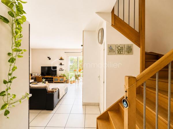 Vous recherchez une maison où poser vos valises sans travaux, profiter d'une piscine en toute intimité et offrir à votre famille un cadre de vie serein ? Cette maison est faite pour vous.
Nichée au fond d'une impasse résidentielle, cette maison contemporaine de 2008 (mitoyenne d'un coté par le garage) d'environ 120m² (110m² Carrez), conçue par un architecte local, séduit dès les premiers instants par son ambiance chaleureuse, sa luminosité exceptionnelle et ses prestations de qualité.

Dès l'entrée, un hall accueillant avec dressing et toilettes invités ouvre sur un superbe espace de vie d'environ 48m². La pièce principale bénéficie d'une triple exposition Est, Sud et Ouest, offrant une luminosité remarquable à toute heure de la journée. Les larges ouvertures prolongent naturellement l'espace vers le jardin et la piscine.
Dans le prolongement du séjour, une élégante véranda chauffée et isolée de 11m² devient une véritable pièce de vie supplémentaire, idéale pour profiter du jardin été comme hiver.
Côté confort, tout a été pensé pour votre bien-être : chauffage au sol par pompe à chaleur, cheminée contemporaine à l'éthanol, excellente performance énergétique classée A et panneaux photovoltaïques permettant de réduire significativement les dépenses énergétiques.
À l'étage, l'espace nuit accueille trois belles chambres, une salle de bains ainsi qu'un second toilette avec rangements. À l'écart, la suite parentale d'environ 25m² offre un espace privilégié, propice au calme et à l'intimité.

Un extérieur conçu pour profiter pleinement : à l'abri des regards et sans aucun vis-à-vis, le terrain plat et joliment arboré de 365m² invite à la détente. Vous profiterez d'une belle terrasse et d'une piscine chauffée par pompe à chaleur (7 x 3,5 m), véritable espace de vie aux beaux jours.

Les atouts qui font la différence :
- En fond d'impasse
- Piscine chauffée sans vis-à-vis
- 4 chambres dont un vaste espace parental
- Pièce de vie lumineuse avec triple exposition
- Véranda chauffée et isolée
- Chauffage au sol par pompe à chaleur
- Panneaux photovoltaïques
- Excellente performance énergétique : Classe A
- Garage de 33m² et 2 stationnements privatifs
- Faible taxe foncière

Le compromis idéal entre calme résidentiel et praticité : accès rapide à l'A46, proximité de la future ligne BHNS reliant Trévoux à Lyon et de toutes les commodités pour simplifier votre quotidien.

Une maison moderne, économe et parfaitement entretenue, offrant un cadre de vie privilégié pour toute la famille.
Les visites s'effectuent exclusivement sur rendez-vous. Contactez-moi dès aujourd'hui pour découvrir cette jolie maison.