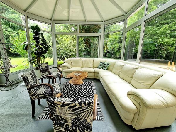 Maison de caractère avec piscine dans vaste parc arboré