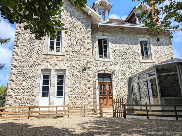 Maison de caractère avec piscine dans vaste parc arboré