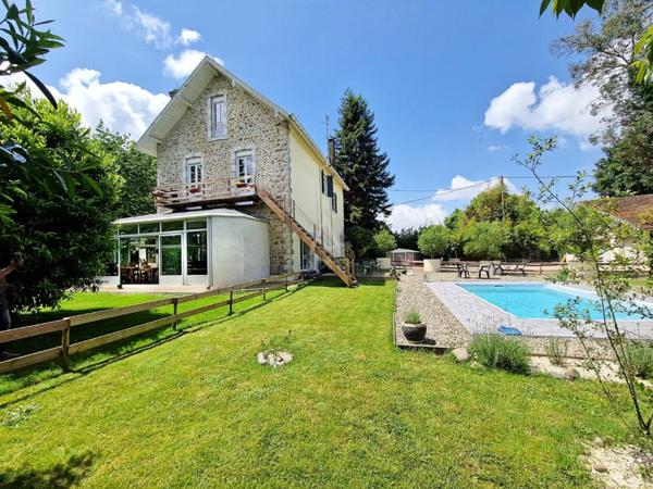 Maison de caractère avec piscine dans vaste parc arboré
