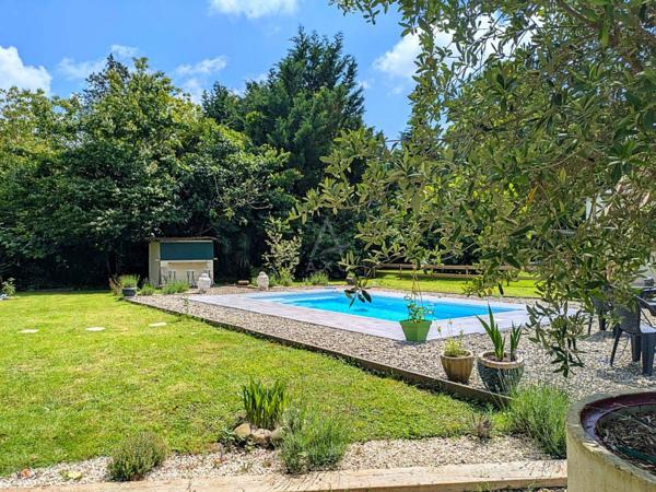 Maison de caractère avec piscine dans vaste parc arboré