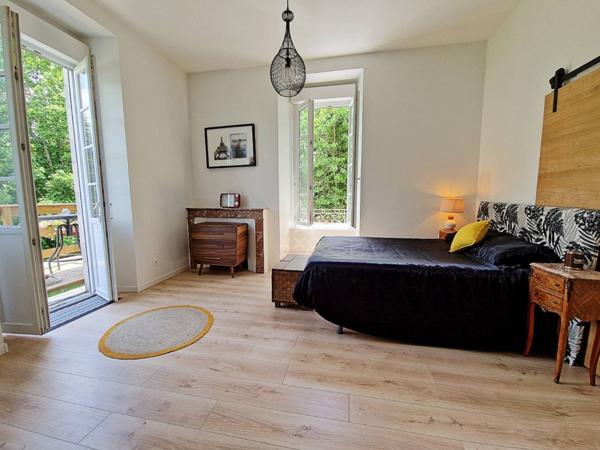 Maison de caractère avec piscine dans vaste parc arboré