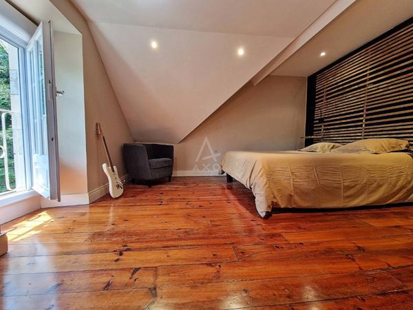 Maison de caractère avec piscine dans vaste parc arboré