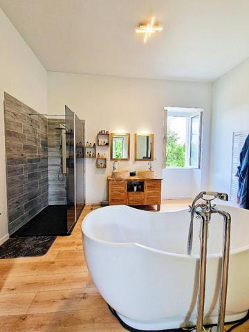 Maison de caractère avec piscine dans vaste parc arboré