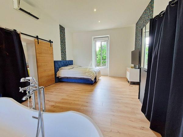 Maison de caractère avec piscine dans vaste parc arboré