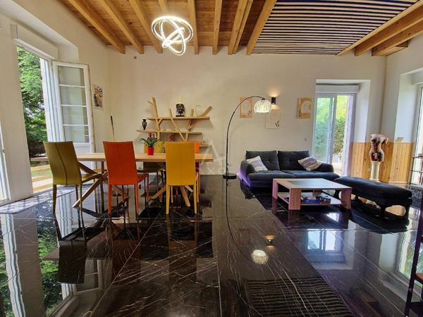 Maison de caractère avec piscine dans vaste parc arboré