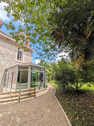 Maison de caractère avec piscine dans vaste parc arboré