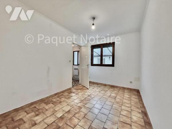 Secteur Vouël , proche D1
Ideal investisseur 
Maison plein pied comprenant entrée, WC, séjour...