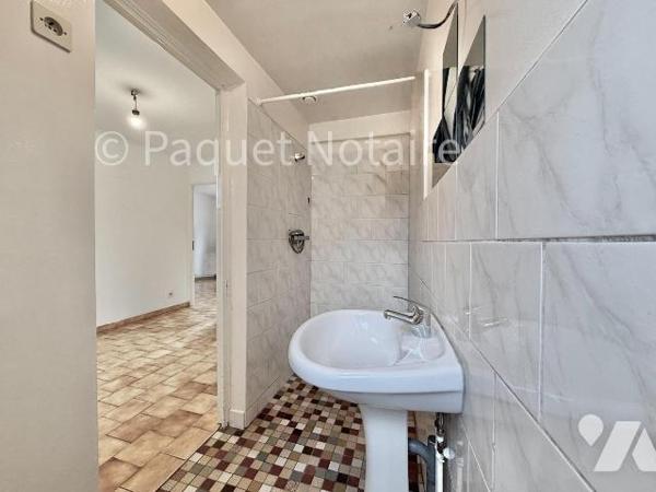 Secteur Vouël , proche D1
Ideal investisseur 
Maison plein pied comprenant entrée, WC, séjour...