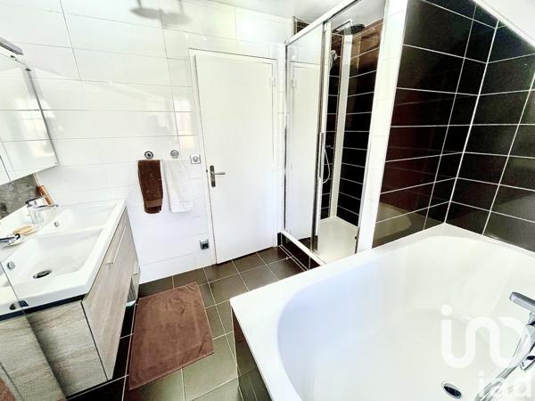 Maison 7 pièces de 165 m² à Saint-Jean-de-la-Ruelle (45140)