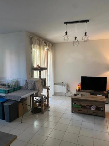 Gond Pontouvre, dans une résidencce au calme entourée d'un parc, appartement de 48 m2 en RDC, avec terrasse couverte et rambarde