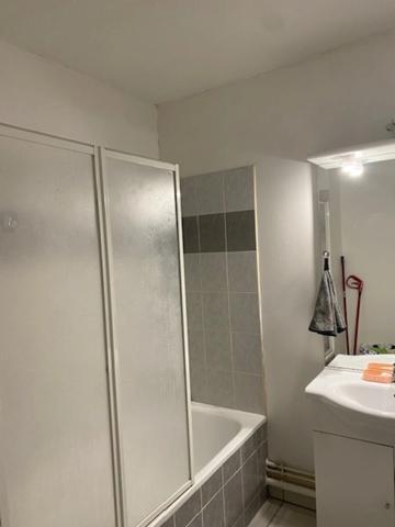 Gond Pontouvre, dans une résidencce au calme entourée d'un parc, appartement de 48 m2 en RDC, avec terrasse couverte et rambarde