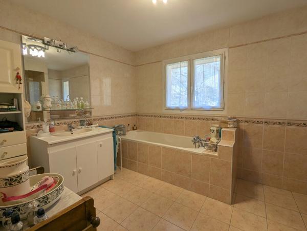 Maison individuelle à vendre - CRAS -  Proche Tullins. 3 chambres + bureau + local indépendant sur 1400 m² de terrain