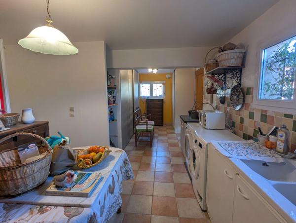 Maison individuelle à vendre - CRAS -  Proche Tullins. 3 chambres + bureau + local indépendant sur 1400 m² de terrain