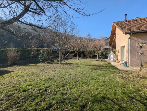 Maison individuelle à vendre - CRAS -  Proche Tullins. 3 chambres + bureau + local indépendant sur 1400 m² de terrain