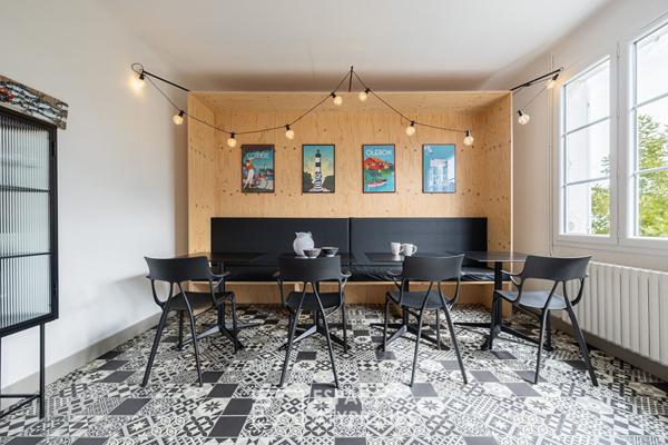 L’authenticité des années 50 sublimée en élégance estivale