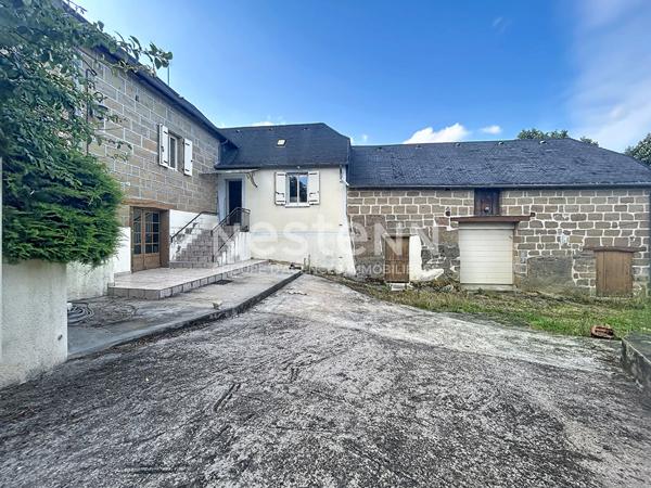 Maison avec corps de ferme à vendre à Varetz : Terrain de 5ha avec sources, Garages électriques, plan architecte disponible pour un potentiel de 150m2 habitable.