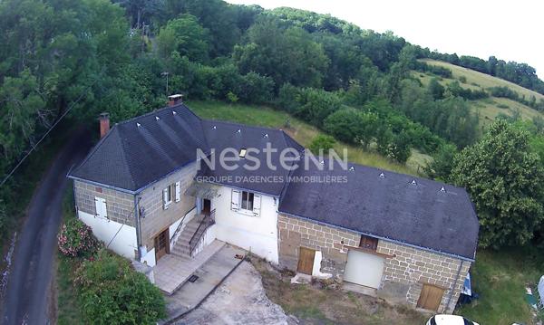 Maison avec corps de ferme à vendre à Varetz : Terrain de 5ha avec sources, Garages électriques, plan architecte disponible pour un potentiel de 150m2 habitable.