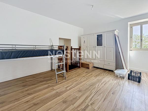 Maison avec corps de ferme à vendre à Varetz : Terrain de 5ha avec sources, Garages électriques, plan architecte disponible pour un potentiel de 150m2 habitable.