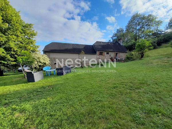 Maison avec corps de ferme à vendre à Varetz : Terrain de 5ha avec sources, Garages électriques, plan architecte disponible pour un potentiel de 150m2 habitable.