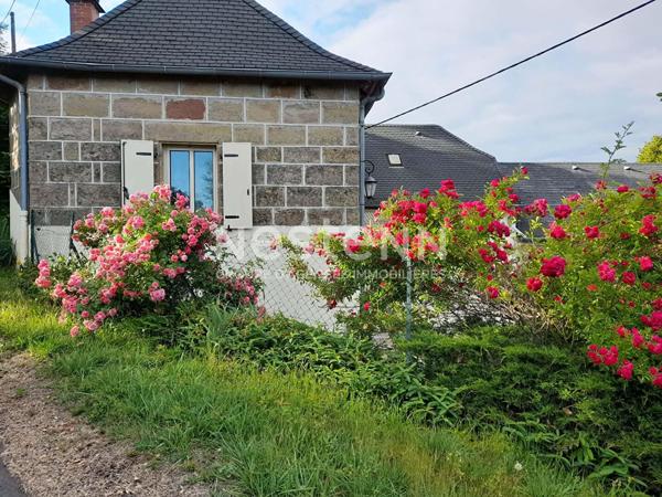 Maison avec corps de ferme à vendre à Varetz : Terrain de 5ha avec sources, Garages électriques, plan architecte disponible pour un potentiel de 150m2 habitable.