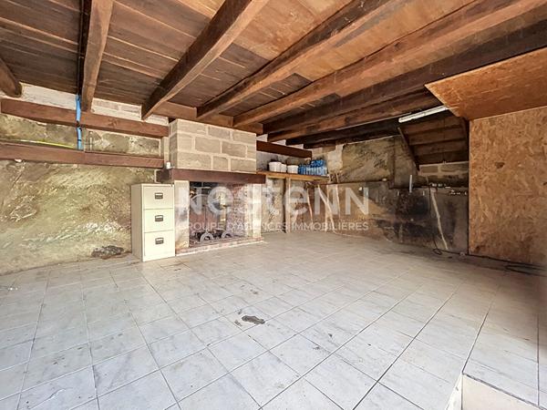 Maison avec corps de ferme à vendre à Varetz : Terrain de 5ha avec sources, Garages électriques, plan architecte disponible pour un potentiel de 150m2 habitable.